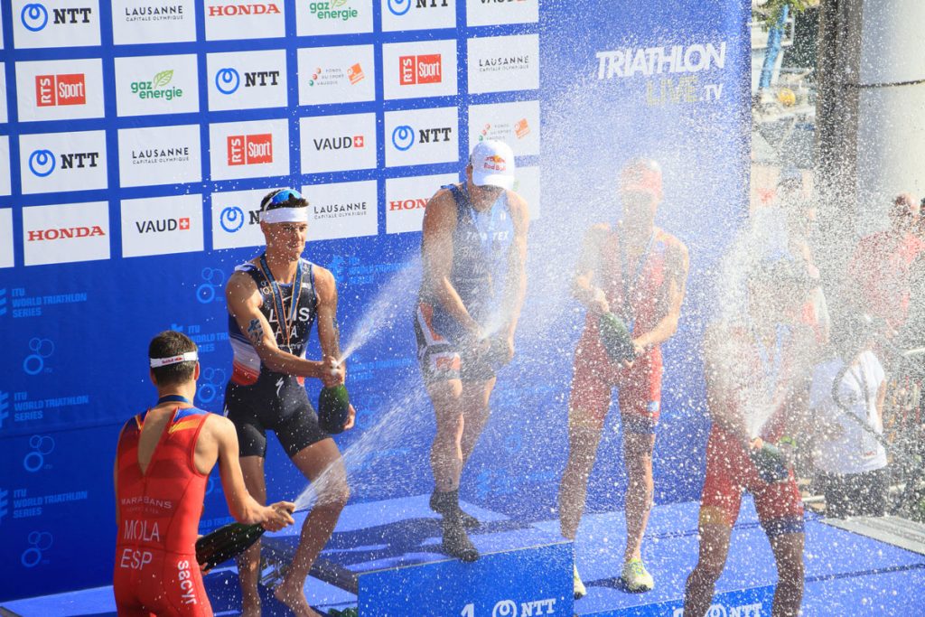 Photographie sportive triathlon World Triathlon Series WTS Final podium champagne Luis Blummenfelt Mola Alarza Gómez Lausanne Suisse