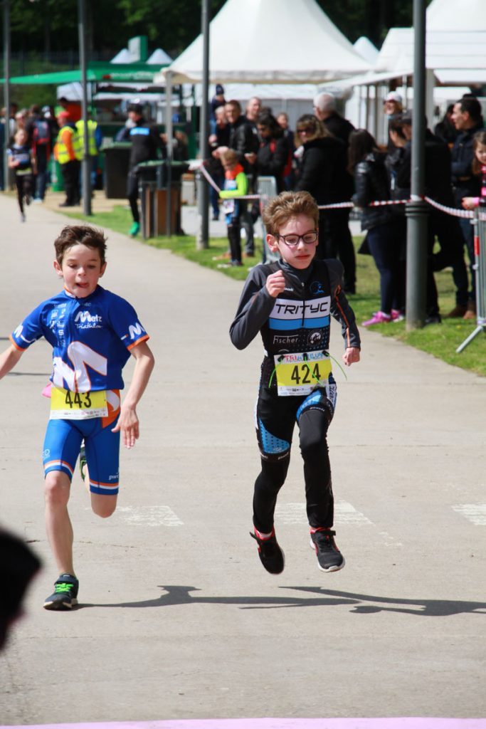 Photographie sportive triathlon Thionville duathlon enfants arrivée course à pied