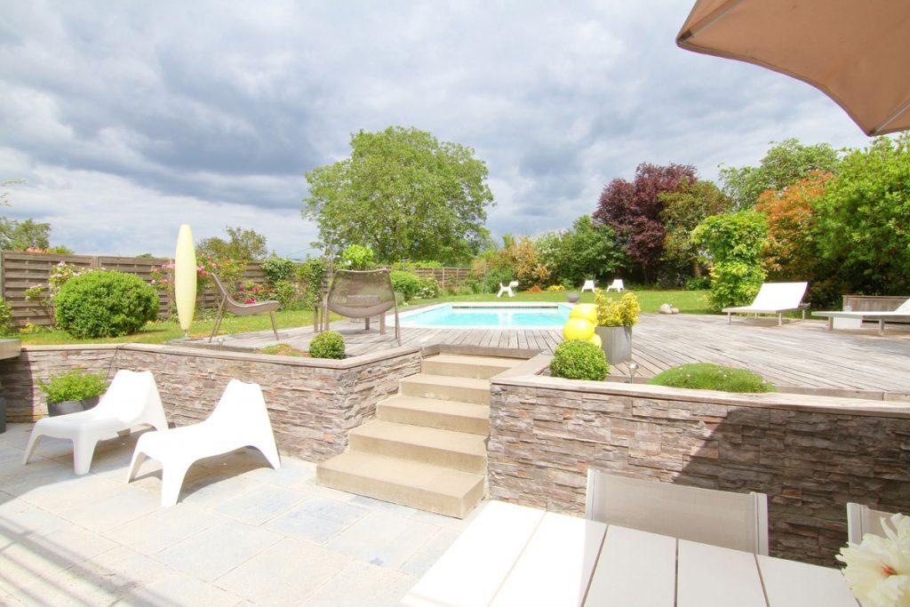 Photographie immobilière jardin piscine terrasse maison corps de ferme rénové Kuntzig