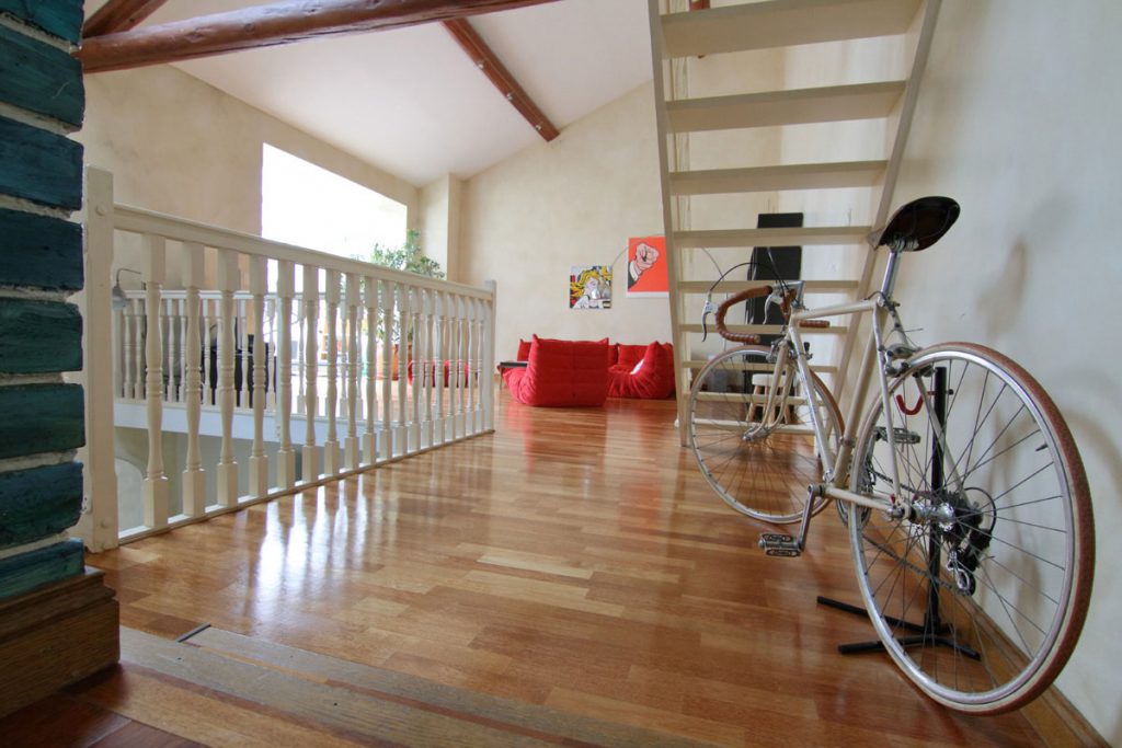 Photographie immobilière pièce à vivre immense déco vintage vélo maison corps de ferme rénové Kuntzig