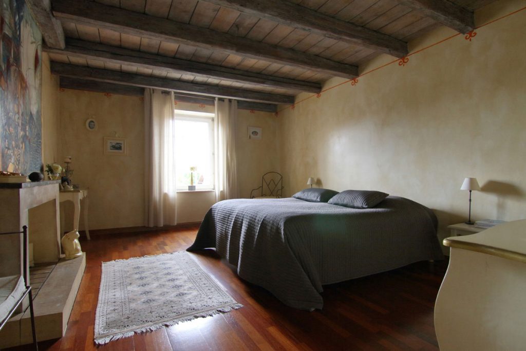 Photographie immobilière poutre apparente chambre maison corps de ferme rénové Kuntzig