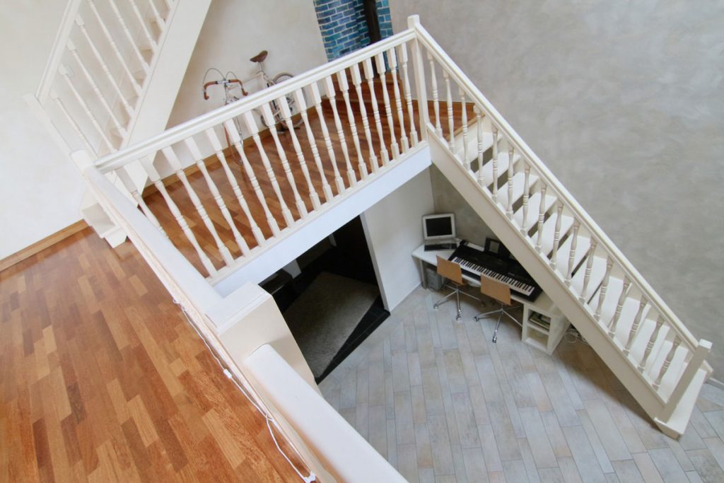 Photographie immobilière vue plongeante entrée cage d'escalier maison Kuntzig