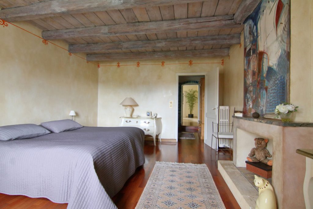 Photographie immobilière poutre apparente chambre maison corps de ferme rénové Kuntzig