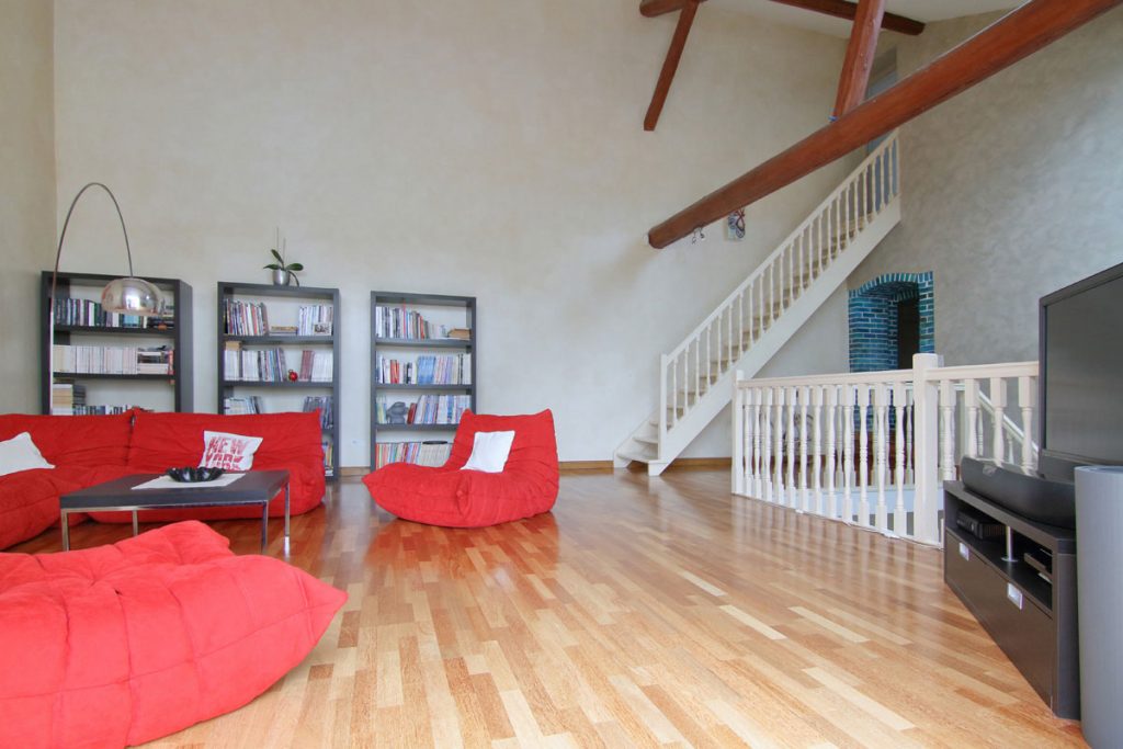 Photographie immobilière poutre apparente maison corps de ferme rénové Kuntzig