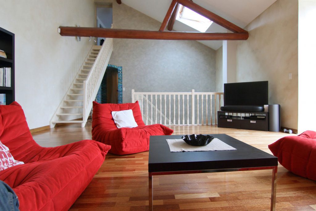 Photographie immobilière poutre apparente maison corps de ferme rénové Kuntzig