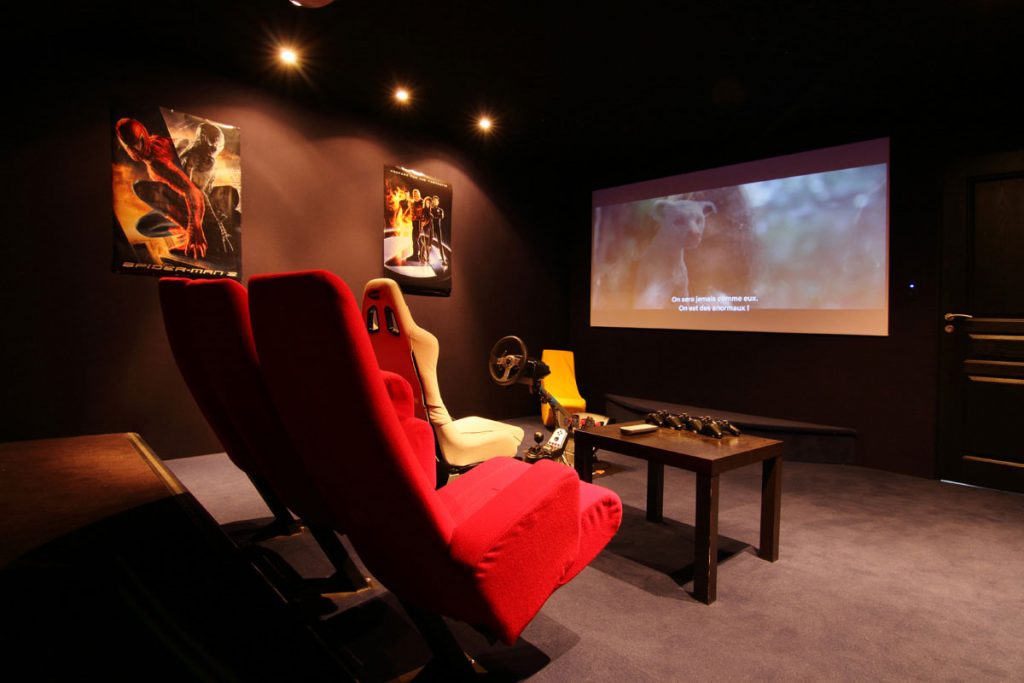 Photographie immobilière salle de cinéma maison Kuntzig