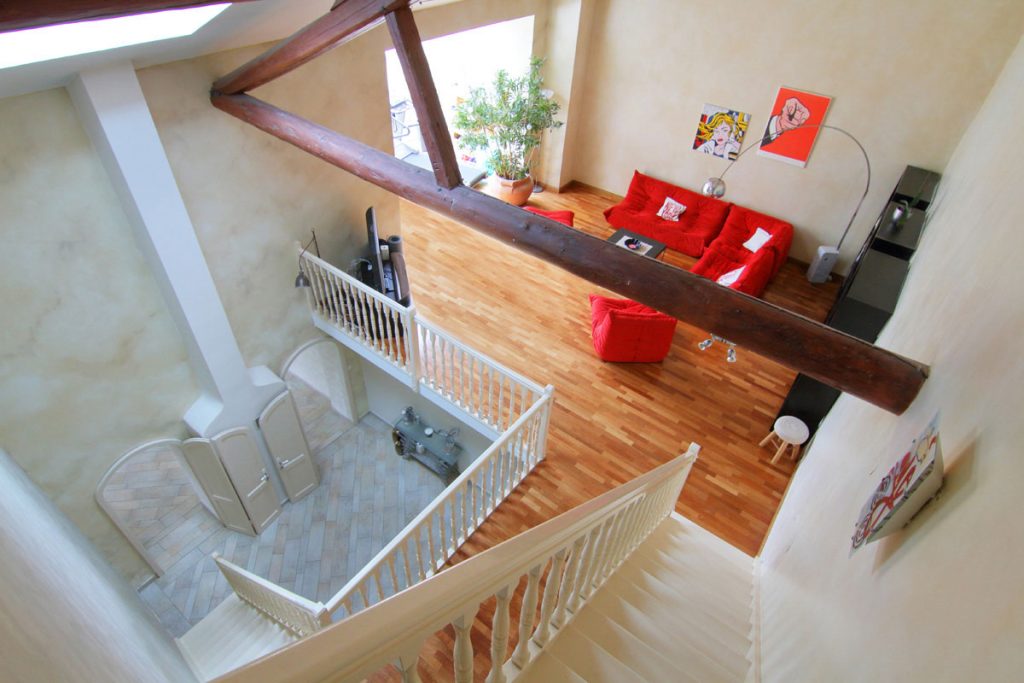 Photographie immobilière poutre apparente vue plongeante pièce à vivre immense maison corps de ferme rénové Kuntzig