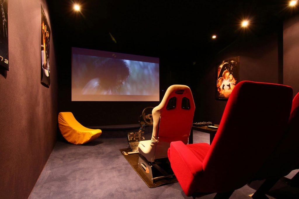 Photographie immobilière salle de cinéma maison Kuntzig