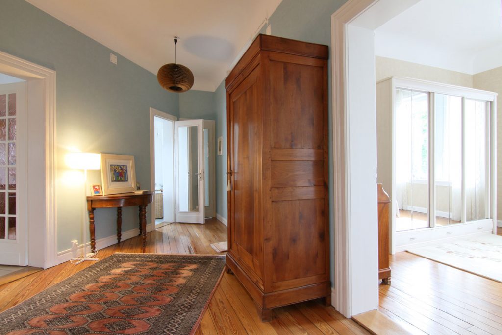 Photographie immobilière parquet boisé entrée chambre appartement Thionville